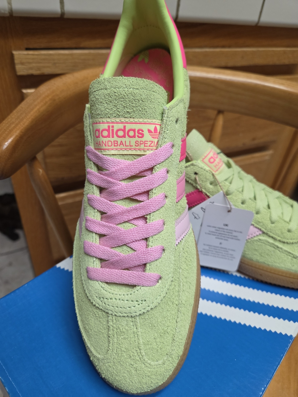 Brand New Adidas Women’s  Spezial Sneakers (comes with both green&pink laces) - Picture 3 of 8